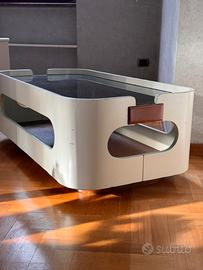 Tavolino bianco e legno scuro con ripiano in vetro