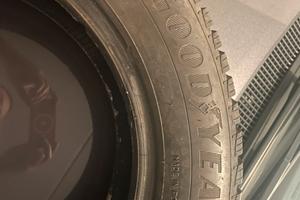 Gomme invernali Goodyear Ultragrip 185/60R15