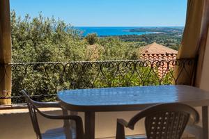 Appartamenti a Budoni con piscina e vista mare