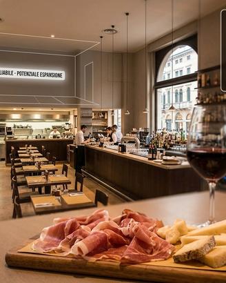 8R ristorante, bar eventi, possibilità muri