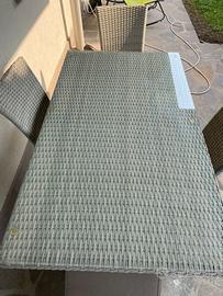 Tavolo in vetro e 4 sedie da giardino