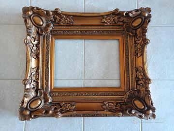 Cornice grande con lavorazione in rilievo 