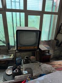 Televisore vintage a valvole