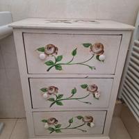Mobiletto cassettiera "shabby chic" con Rose