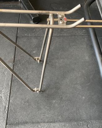Portapacchi Tubus Airy in Titanio per bicicletta