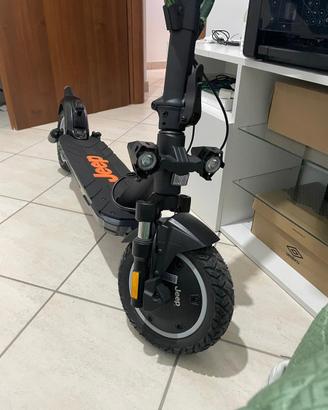 Monopattino jeep juc