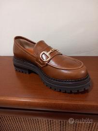 Mocassini cuoio con morsetto indossati una volta