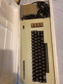 Commodore Vic-20 con joystick e giochi