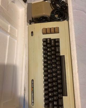 Commodore Vic-20 con joystick e giochi