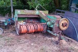 Pressa raccoglitrice e ranghinatore