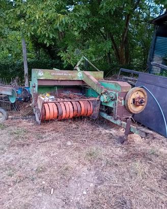 Pressa raccoglitrice e ranghinatore