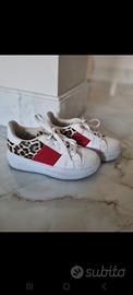 Sneakers bianche e leopardate