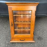 vetrina porta pipe in legno massiccio con cassetto
