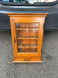 vetrina porta pipe in legno massiccio con cassetto