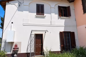 Soluzione indipendente su due livelli con giardino