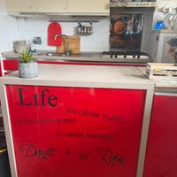 Cucina rossa con mini penisola