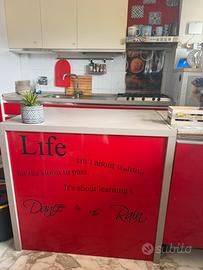 Cucina rossa con mini penisola