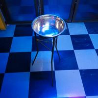 portaoggetti posacenere in ferro e acciaio 