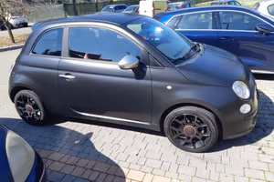 Fiat 500 nero opaca e pelle rossa