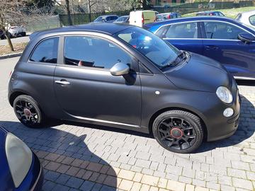 Fiat 500 nero opaca e pelle rossa