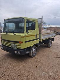 Autocarro Nissan ribaltabile