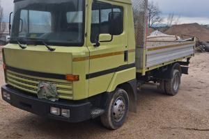 Autocarro Nissan ribaltabile