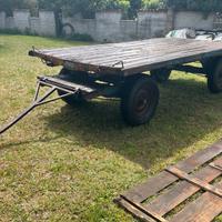 Vecchio rimorchio agricolo