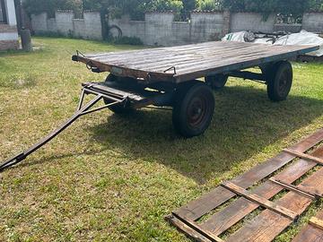 Vecchio rimorchio agricolo