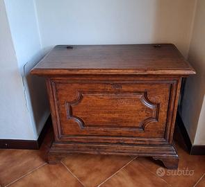 Cassapanca in noce stile classico