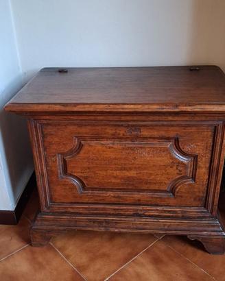 Cassapanca in noce stile classico