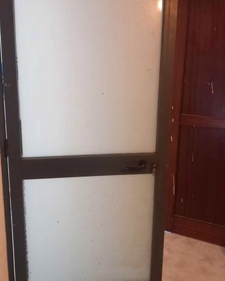 3 porte in alluminio con vetro satinato come in fo