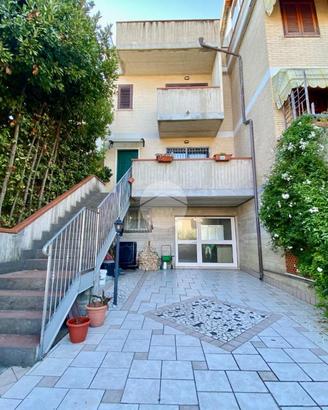 VILLA A SCHIERA A ACQUAVIVA PICENA