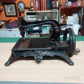 antica macchina da cucire a manovella in ghisa