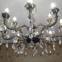 Lampadario in bronzo dorato con gocce di cristallo