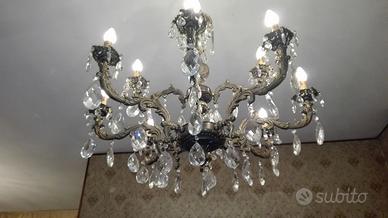 Lampadario in bronzo dorato con gocce di cristallo