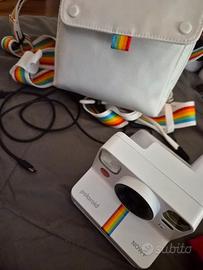 Polaroid Now+ con borsa e tracolla