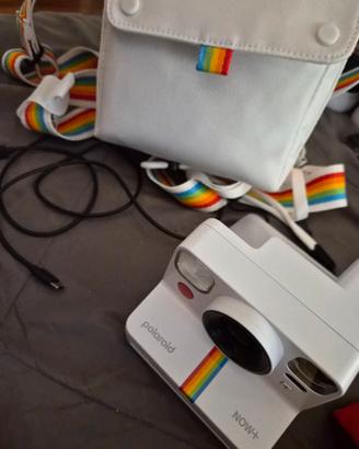 Polaroid Now+ con borsa e tracolla