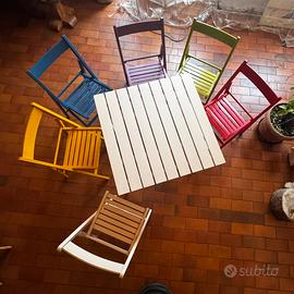 Tavolini e sedie colorate pieghevoli  in legno