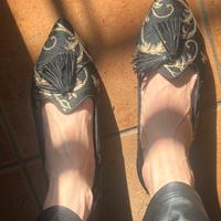 Scarpe nere ed oro ballerine a punta