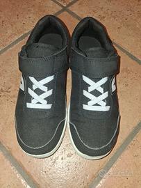 Scarpe da ginnastica nuove n. 35