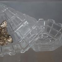 Scatolina in vetro a forma di piramide