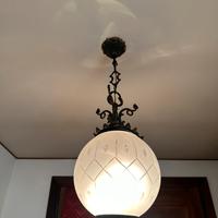 Lampadario in ferro battuto e vetro