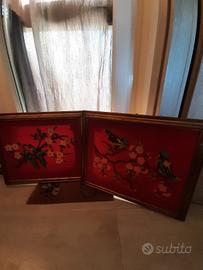 Quadri floreali ricamati su tessuto color porpora