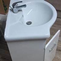 mobiletto con lavabo bianco