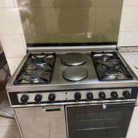 Cucina con 4 fuoch, 2 piastre elettriche e forno