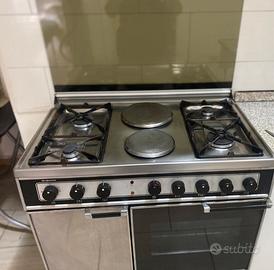 Cucina con 4 fuoch, 2 piastre elettriche e forno