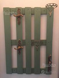 Appendiabiti da parete con pallet reciclato