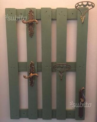 Appendiabiti da parete con pallet reciclato