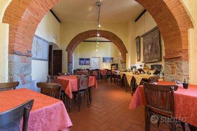 Villa di 2550 m² con più di 5 locali e box auto a 