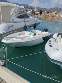 Barca a motore con Mercury America